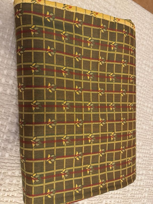 Cortinas amarillas con estampado floral