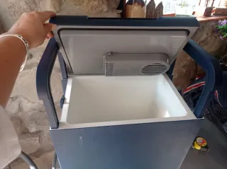 Nevera-Refrigerador portátil con radio incorporada