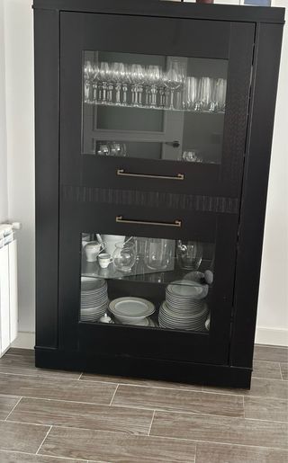 Mueble de salón negro con vitrina, mesa comedor...