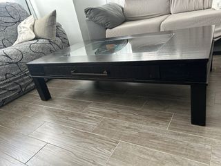 Mueble de salón negro con vitrina, mesa comedor...