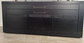 Mueble de salón negro con vitrina, mesa comedor...