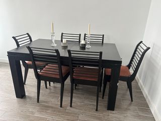 Mueble de salón negro con vitrina, mesa comedor...