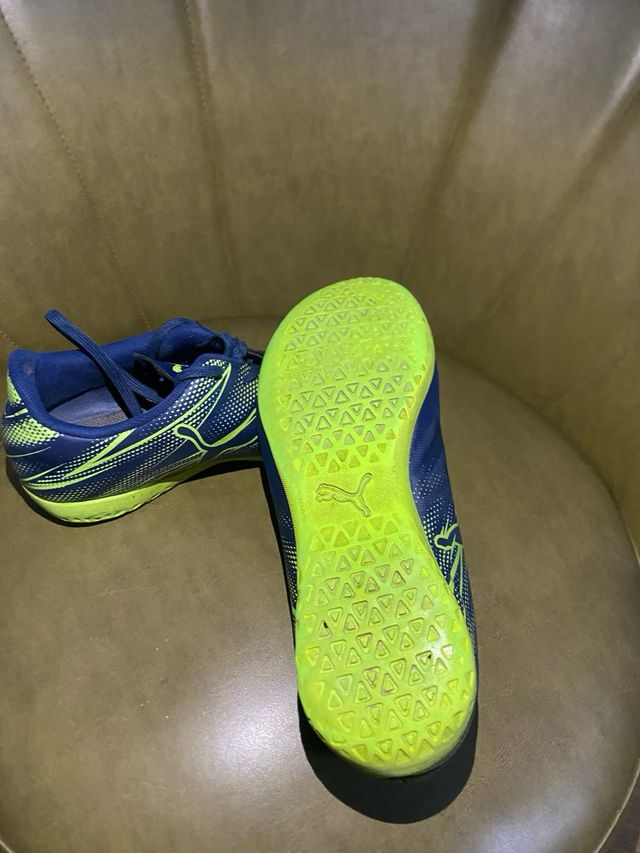 Botas de fútbol sala Puma azules y verdes