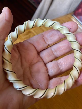 Pulsera antigua en material natural