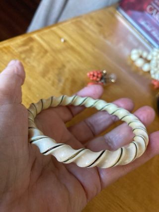 Pulsera antigua en material natural