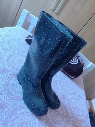 Botas de agua negras con estrellas Precio negociab