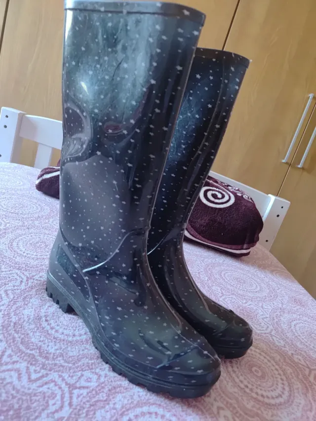 Botas de agua negras con estrellas Precio negociab