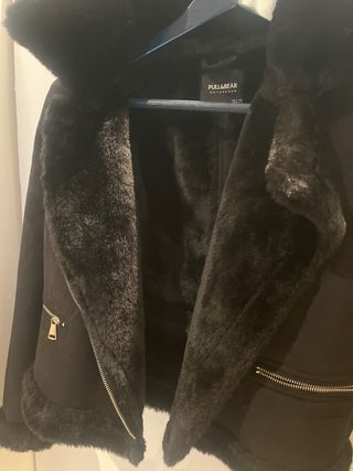Chaqueta PULL&BEAR efecto ante negra