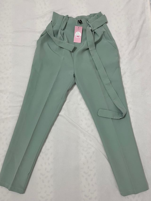 Pantalón verde claro de pinza con cinturón