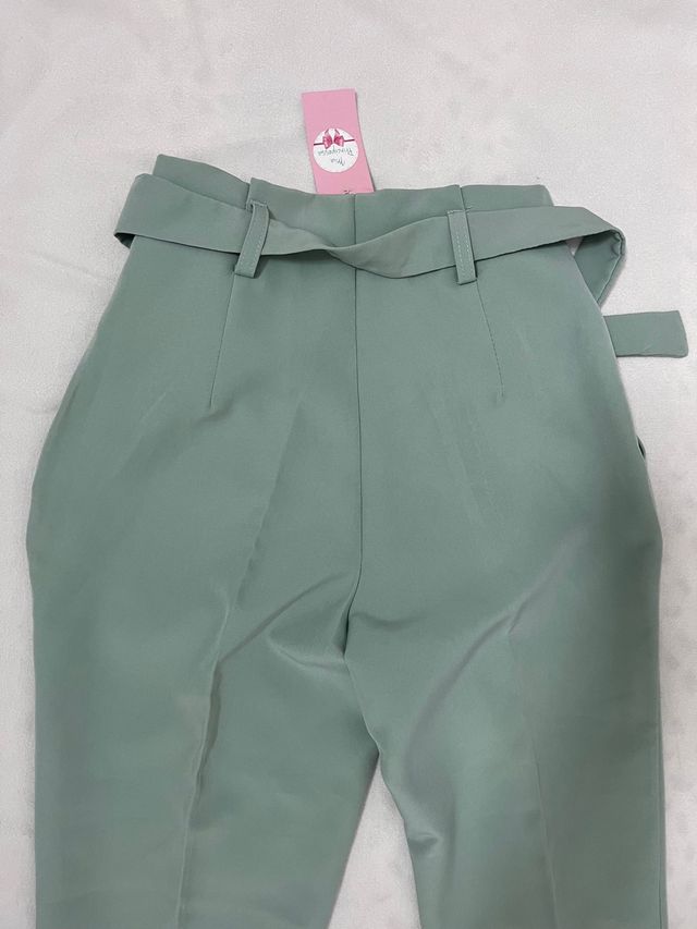 Pantalón verde claro de pinza con cinturón