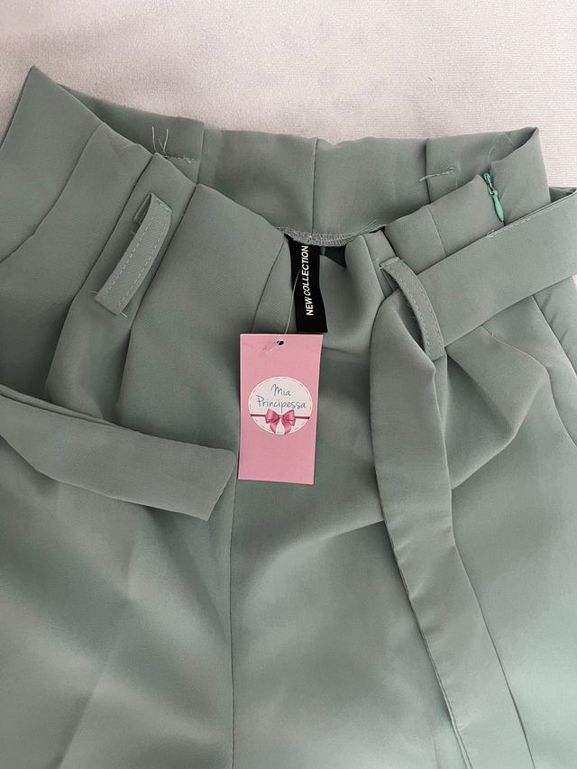 Pantalón verde claro de pinza con cinturón