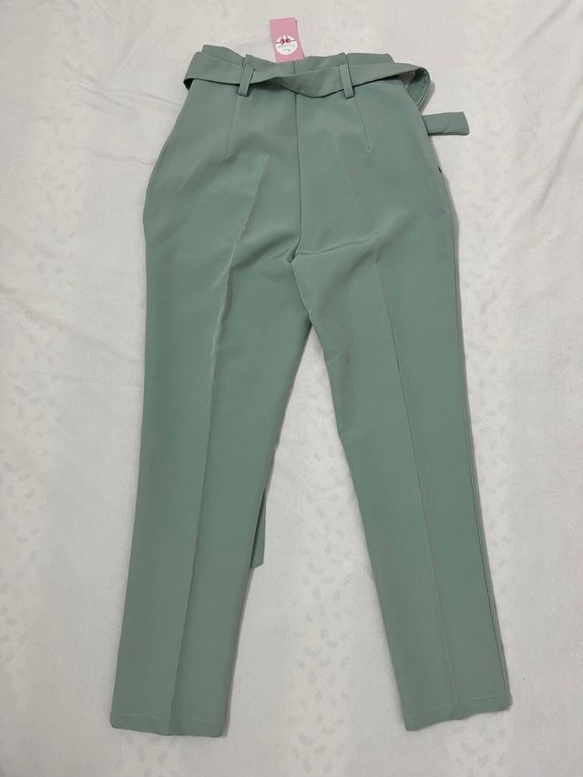 Pantalón verde claro de pinza con cinturón