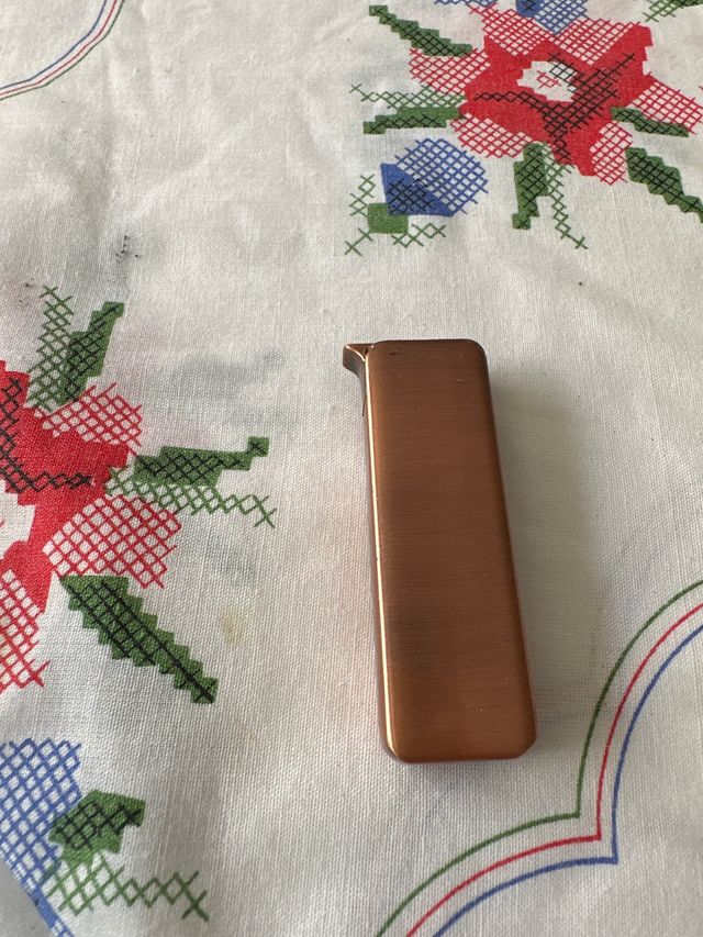 Mechero antiguo con diseño de serpiente