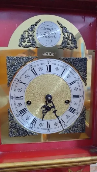 Reloj de pie japonés rojo