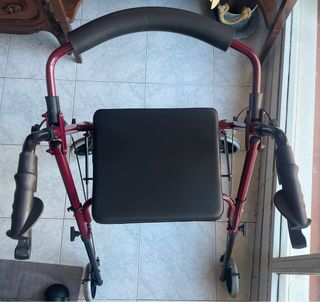 Andador con asiento y ruedas