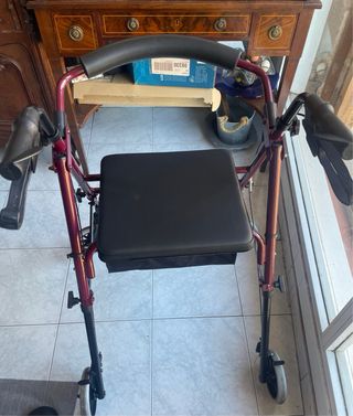 Andador con asiento y ruedas