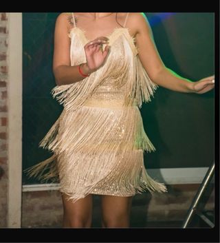 Vestido dorado con flecos