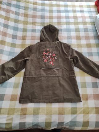 Parka niña 14 años verde con bordado floral. 