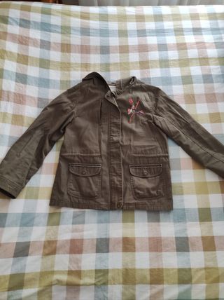 Parka niña 14 años verde con bordado floral. 
