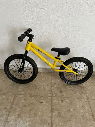 Bicicleta sin pedales amarilla