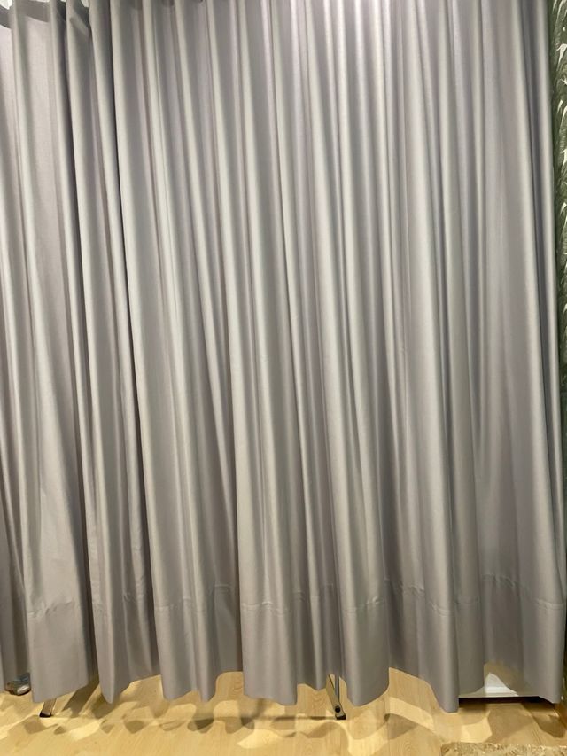 Cortina opaca gris de pared a pared