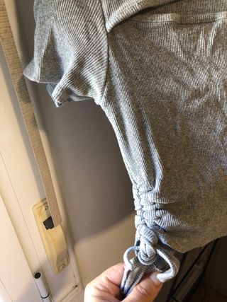 Crop top gris con abertura frontal Talla S