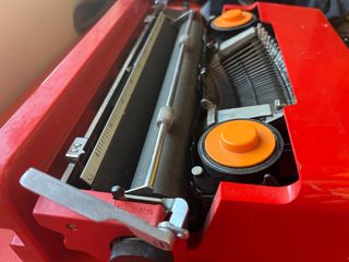Máquina de escribir Valentino Roja