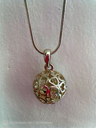 Collar plateado con colgante esférico
