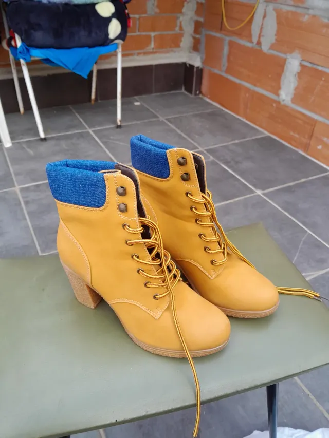 Botas de tacón amarillas y azules