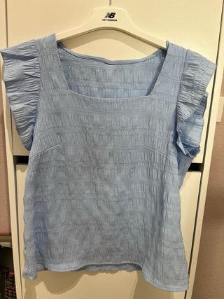 Blusa celeste con volantes