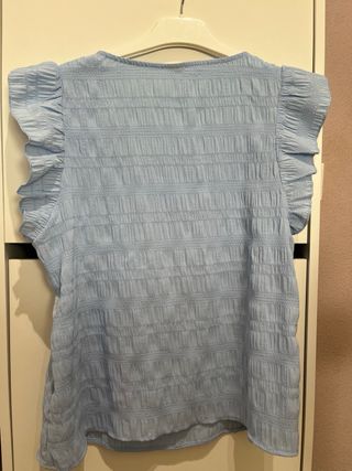 Blusa celeste con volantes