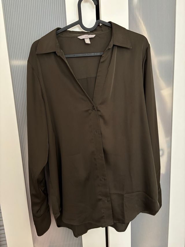 Camisa H&M verde oliva satinada