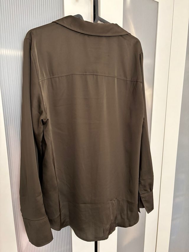 Camisa H&M verde oliva satinada