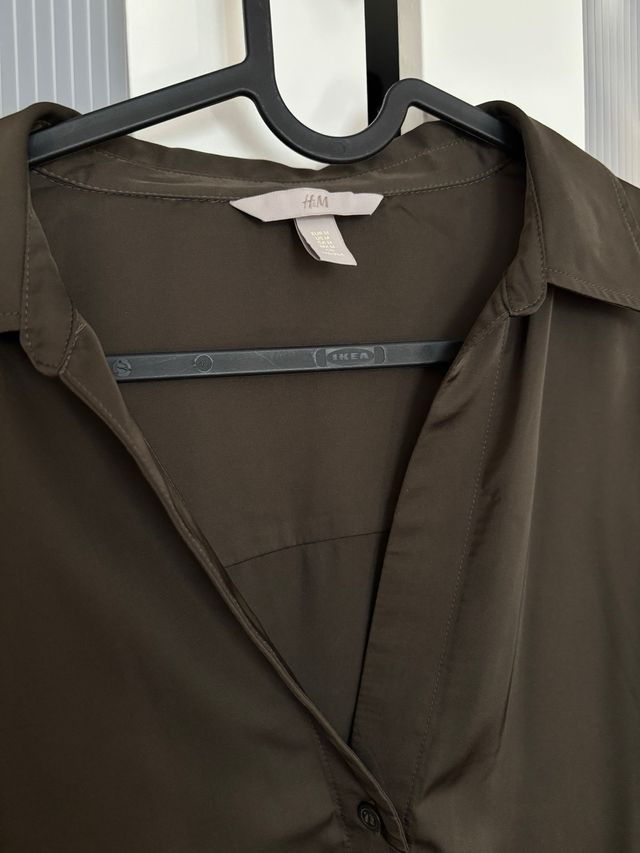 Camisa H&M verde oliva satinada