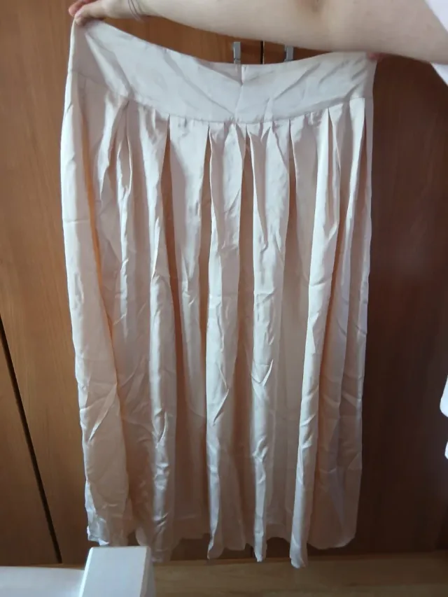 Falda beige plisada SIN ESTRENAR
