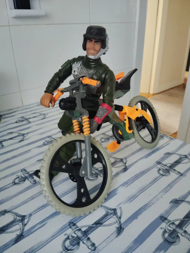 Muñeco de accion Action Man + Bicicleta