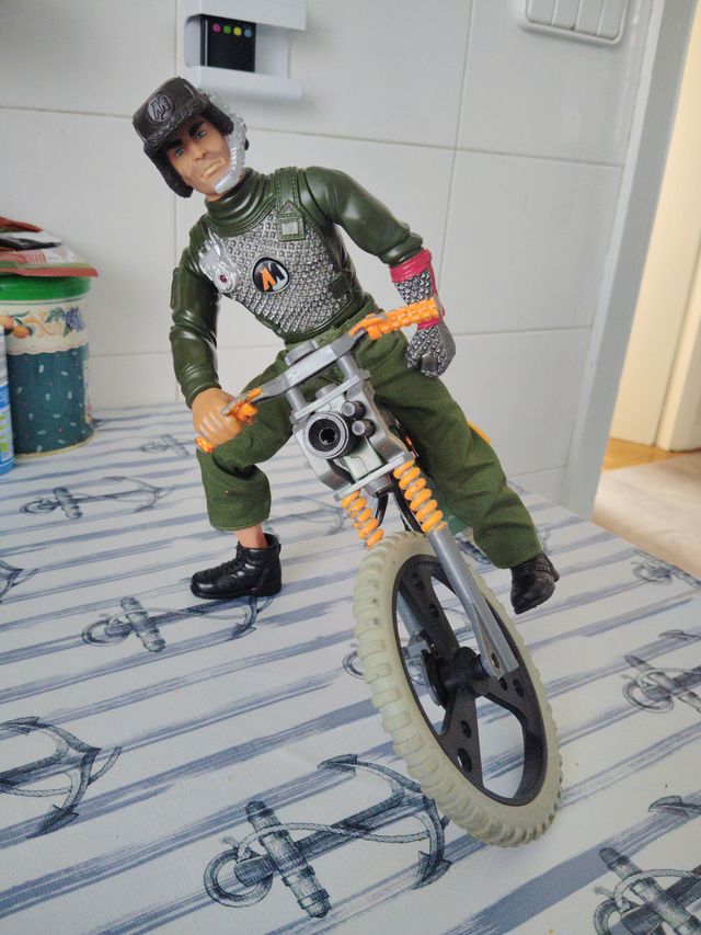 Muñeco de accion Action Man + Bicicleta