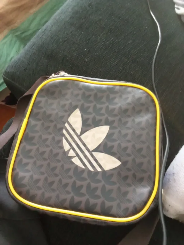 Bolso Adidas Negro y Amarillo