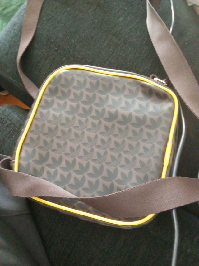 Bolso Adidas Negro y Amarillo