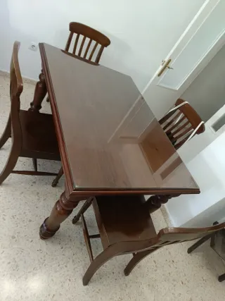Mesa de comedor de madera con sillas