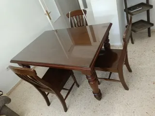 Mesa de comedor de madera con sillas