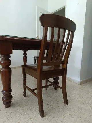 Mesa de comedor de madera con sillas