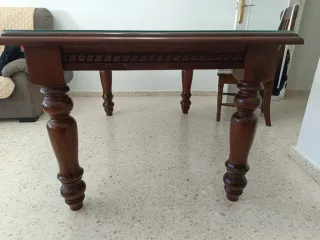 Mesa de comedor de madera con sillas