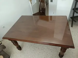 Mesa de comedor de madera con sillas