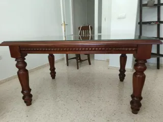 Mesa de comedor de madera con sillas