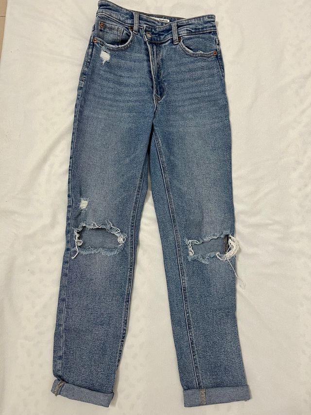 Pantalón vaquero recto desgarrado