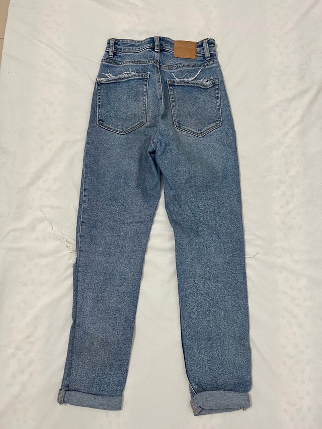 Pantalón vaquero recto desgarrado