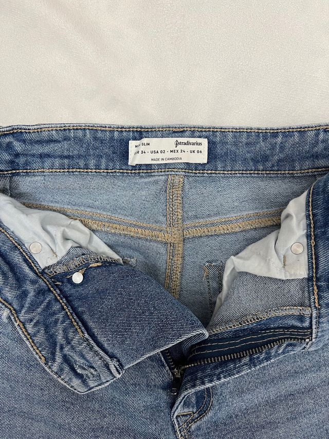 Pantalón vaquero recto desgarrado