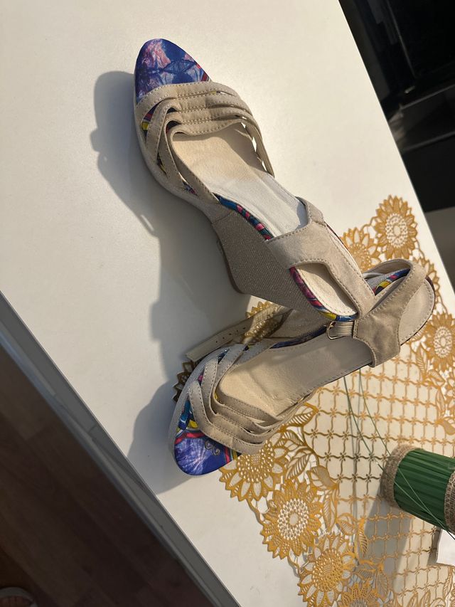 Tacones beige y multicolor sin estrenar