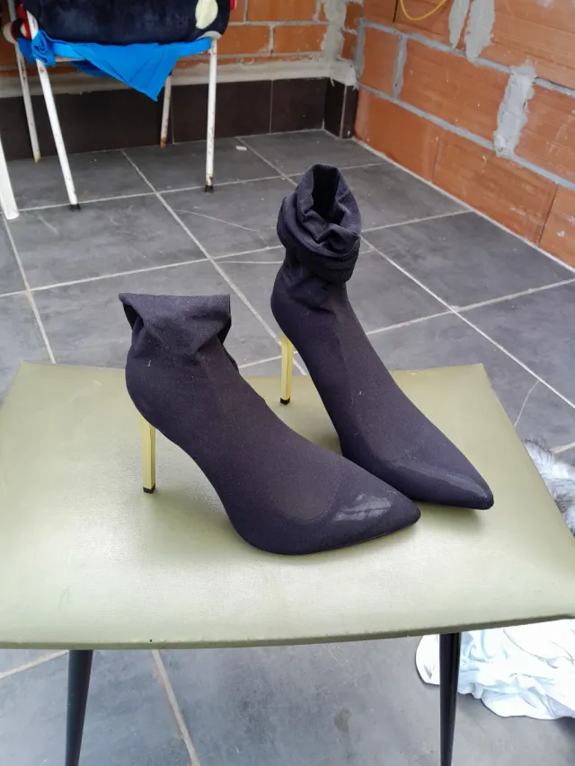 Tacones negros con tacón dorado